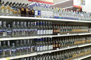 Магазинный вор в Алтайском крае выпил украденную водку на глазах у продавцов