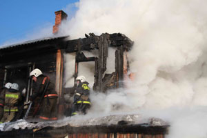 Двое погибли в Томске при пожаре в деревянном доме, где взорвался баллон с газом (фото)