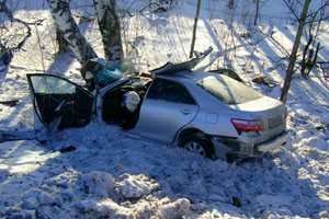 Два человека погибли под Томском после столкновения «Тойоты» с BMW и деревом