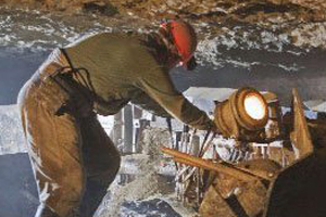 Спасателям удалось передать пищу и воду горнякам, заблокированным в шахте на Алтае