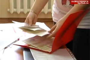 Коммунисты обнаружили в Новосибирске скупку открепительных удостоверений девушками, поющими про Путина
