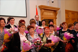 Новосибирский губернатор наградил многодетных матерей за сохранение русских традиций