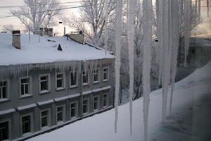 Кусок льда упал с крыши поликлиники на четырехмесячного ребенка в Кузбассе