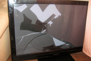 Пьяный житель Кузбасса избил жену телевизором из-за разговоров во сне