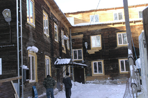 Капремонт или расселение: жильцам сгоревшего новосибирского барака сделали евроремонт