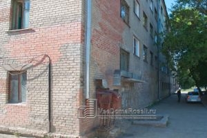 Сотрудники МЧС разрешили жильцам аварийного общежития в Новосибирске переночевать в здании