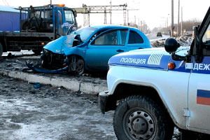 Иномарка врезалась в столб на улице 2-я Станционная в Новосибирске, водитель погиб (фото)