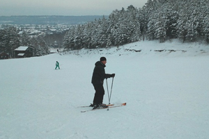 Подросток врезался в дерево и погиб, катаясь на лыжах на базе отдыха под Иркутском