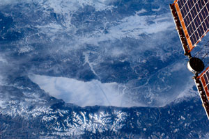Сибирь в иллюминаторе: космонавт Анатолий Иванишин фотографирует с борта МКС озеро Байкал и родной Иркутск