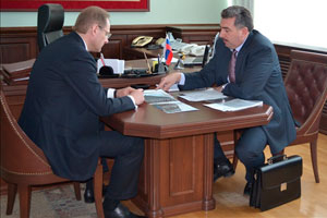 Губер пообещал новосибирскому губернатору летом открыть бассейн в Чанах