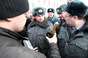Кемеровские полицейские, выбивавшие признания из невиновных с помощью бутылки, получили условные сроки