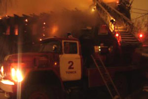 Деревянный дом сгорел в Томске, один житель получил ожог всей поверхности тела