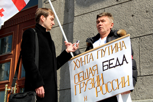 Новосибирские подростки пожелали удачи организатору пикета в поддержку народа Грузии