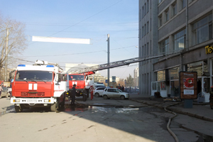 Сорок человек эвакуированы из горящего здания в центре Новосибирска (видео)