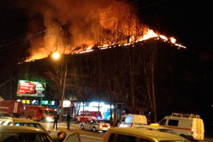 Крыша жилой пятиэтажки в центре Новосибирска уничтожена огнем во время ночного пожара (фото и видео)
