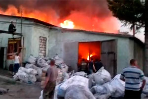 Склад полиэтиленовой продукции сгорел в Искитиме на площади 1000 кв. метров (видео)