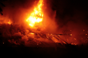Двухэтажный барак, подлежащий расселению и сносу, горел в Новосибирске
