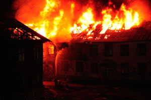 Два аварийных барака в одном дворе загорелись в Новосибирске с разницей в 24 часа (фото)