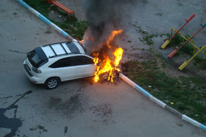 Автомобиль Lexus взорвался в Заельцовском районе Новосибирска (фото и видео)