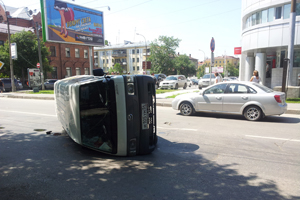 Микроавтобус перевернулся в центре Новосибирска после столкновения с «Тойотой» (фото)