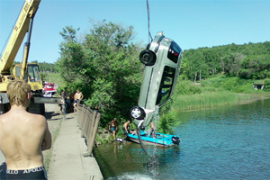 Машина с отдыхающими сорвалась с моста в Беловское водохранилище, один мужчина утонул