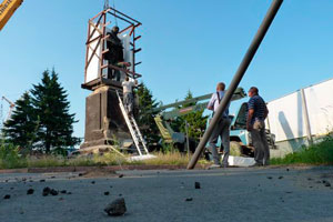 Алтайские коммунисты осудили демонтаж памятника Ленину из-за «крылатого существа»