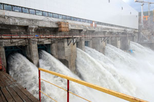 Богучанская ГЭС продолжает навигационные пропуски воды в нижний бьеф