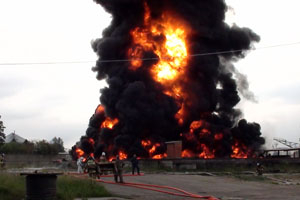 Резервуар с нефтепродуктами горит в Ангарске: один человек пострадал, двое пропали