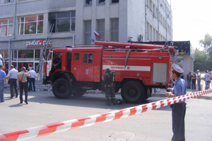 Пожарные проводят эвакуацию из здания в центре Новосибирска