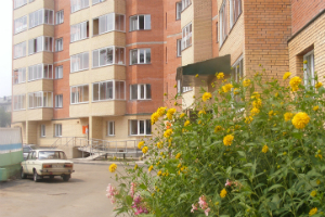 «У нас претензий нет»: жильцы о доме, где купила квартиру женщина, горевшая в новосибирской приемной «ЕР»