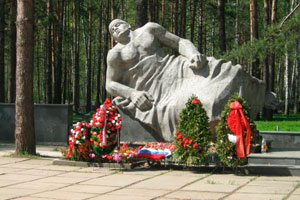 Замначальника кладбища в Новосибирске ежемесячно получал 510 тыс. рублей за внеплановые захоронения — СК РФ
