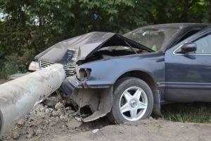 Иномарка в Новосибирске уронила на дорогу столб, вызвав многокилометровую пробку (фото)