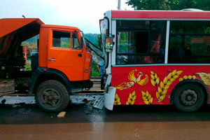 Грузовик врезался в пассажирский автобус в Новосибирске, пять человек пострадали (фото)