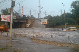 Дождь затопил улицы Новосибирска и остановил движение на одном из мостов