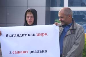Депутат горсовета Новосибирска Медведев выступил против судебной системы на пикете в поддержку Pussy Riot