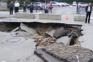 Участок асфальта провалился под машиной на проезжей части в центре Новосибирска