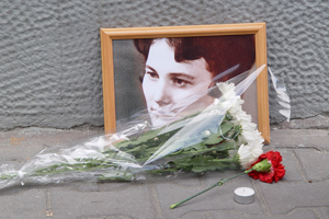 Новосибирцы возложили цветы к приёмной «Единой России», где горела пенсионерка Герасимова