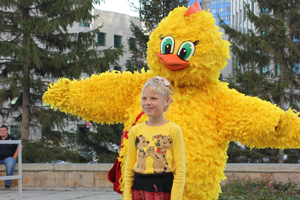 «Новосибирская птицефабрика» провела театральный праздник для детей из приютов и интернатов (фото)