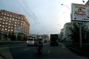 Пьяный мужчина в Новосибирске положил труп под колеса автомобилей на проспекте Димитрова (видео)