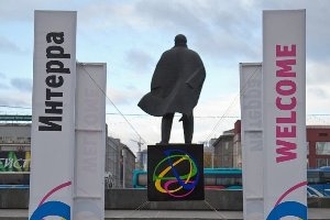 «Распил», «Синие носы», портрет Путина и смерть волонтера: чем запомнились первые три «Интерры» в Новосибирске