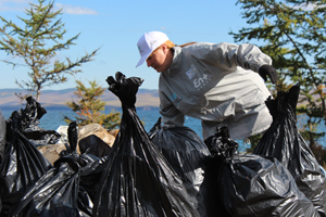 «Если люди увидят, как мы стараемся, у них проснется совесть»: волонтеры убрали мусор с берегов Байкала (фото)