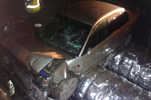 Автомобиль упал в яму, которую выкопали новосибирские коммунальщики: пострадали трое