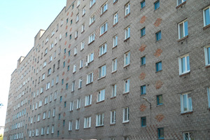 Обрушение плиты на крыше девятиэтажки произошло в Новосибирске, жильцы не пострадали
