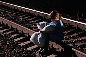 Женщина в Кузбассе подозревается в доведении дочери до попытки суицида на железной дороге