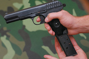Пьяный полицейский в Иркутске расстрелял из травматического пистолета двух подростков