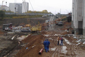Башенный кран упал в Барнауле: погиб один человек, повреждены четыре автомобиля