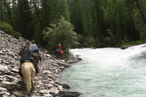 Алтайские следователи проверяют турфирму, чья клиентка погибла при переправе через реку