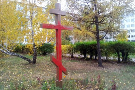 Православный крест осквернен на территории омского госуниверситета