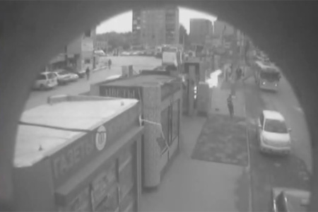 Мужчина поджег в Новосибирске торговый киоск с двумя женщинами, одна погибла (видео)