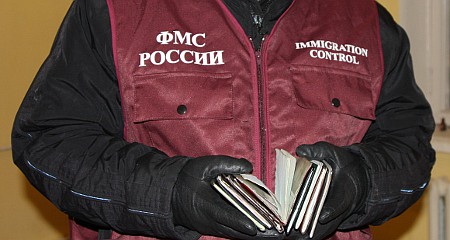 Сотрудники ФСБ задержали десятки иностранцев на Хилокском рынке в Новосибирске 